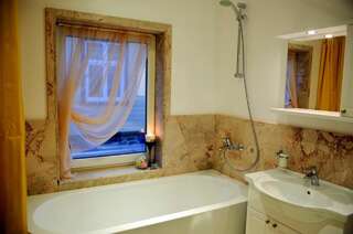 Апарт-отели Embrace Guestrooms & Apartments Пярну Двухместный номер Делюкс с 1 кроватью и ванной-3